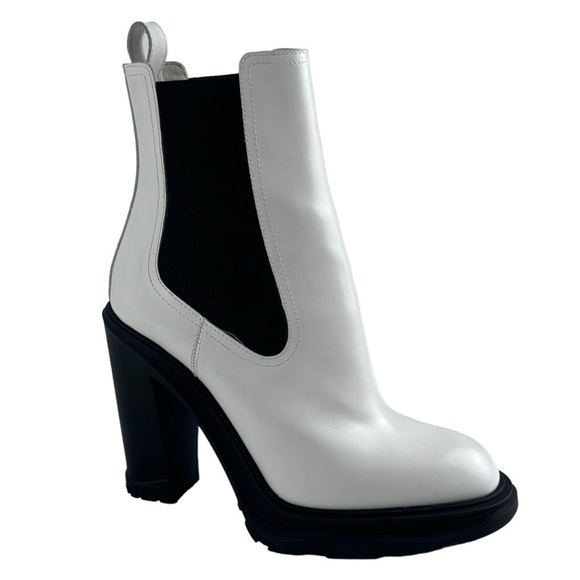 ALEXANDER MCQUEEN PATENT LEATHER WHITE BLACK TREAD HEELED MOD ANKLE BOOTS - Picture 5 of 16